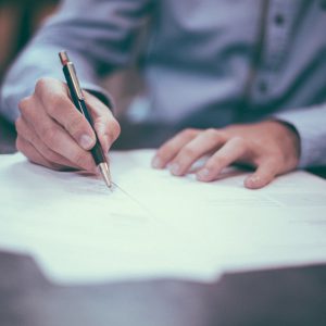 Confira frases para começar uma redação ou conectar parágrafos. Ideias de frases para desenvolvimento de redação jurídica e exemplos pra usar