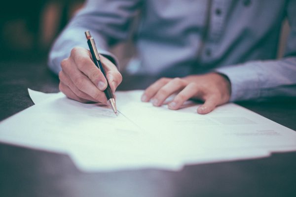 Confira frases para começar uma redação ou conectar parágrafos. Ideias de frases para desenvolvimento de redação jurídica e exemplos pra usar
