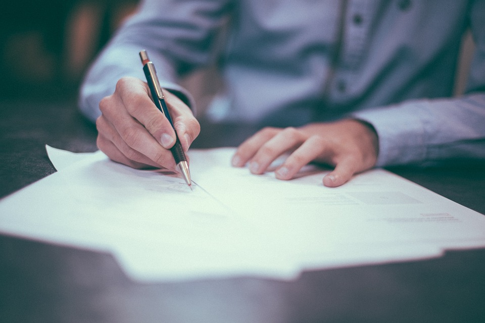 Confira frases para começar uma redação ou conectar parágrafos. Ideias de frases para desenvolvimento de redação jurídica e exemplos pra usar